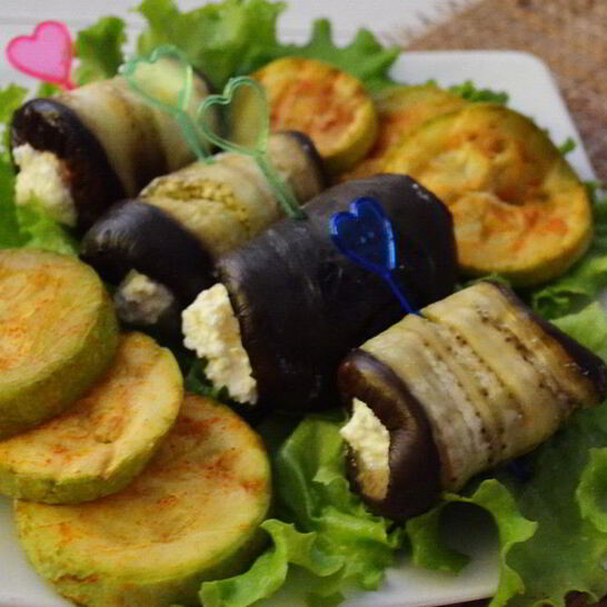 Рецепт рулетики из баклажанов с творогом и сыром