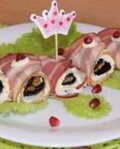 Рулетики из бекона с черносливом сыром и грецкими орехами