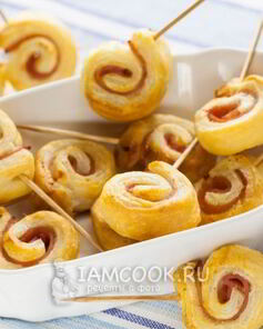 Рулетики из слоеного теста с ветчиной