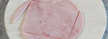 рулетики из слоеного теста с ветчиной. Шаг 3