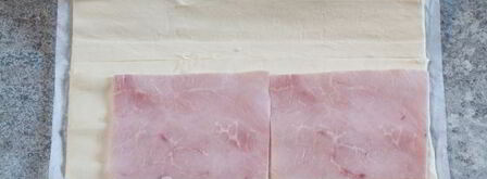 рулетики из слоеного теста с ветчиной. Шаг 5