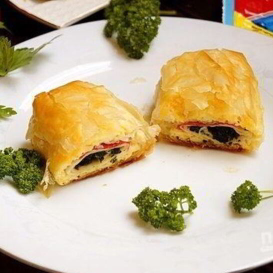 Рецепт рулетики из теста фило с крабово-сырной начинкой