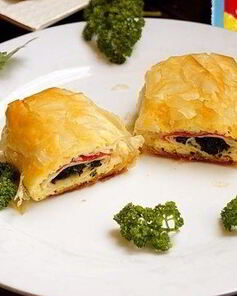 Рулетики из теста фило с крабово-сырной начинкой