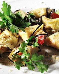 Рулеты из баклажанов с вялеными томатами, прошутто и моцареллой