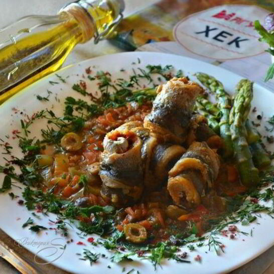 Рецепт рулеты из хека на овощной подушке