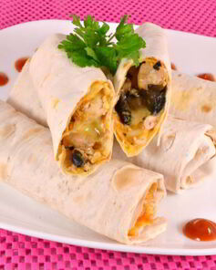 Рулеты из лаваша с курицей, грибами и сыром в микроволновке