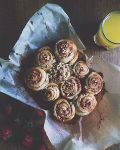 Слоеные рулетики с орехами в меде