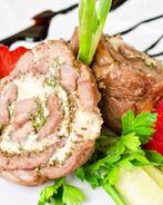 Свиной рулет с сыром и овощами