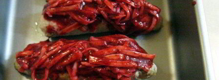 свиные рулетики с грибами под брусничным соусом. Шаг 8