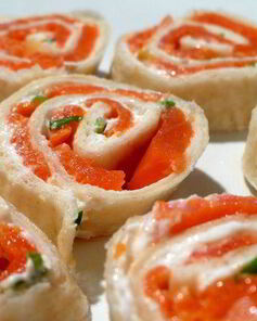 Закусочные рулеты с копченым лососем