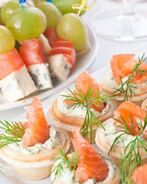 Салат-закуска с красной рыбой к вину