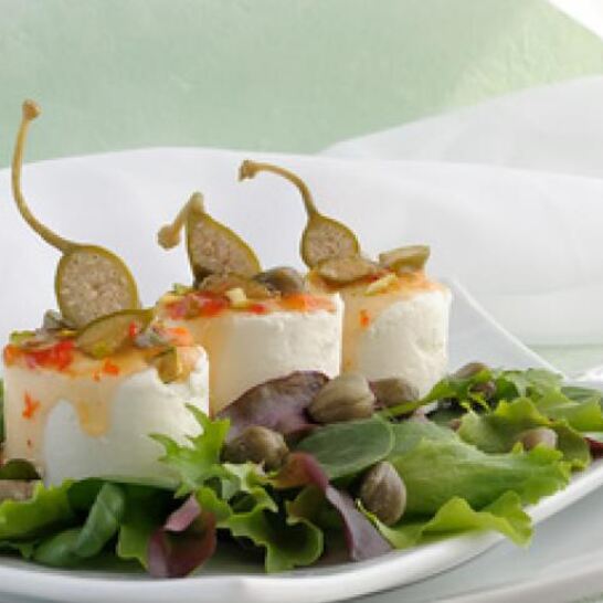 Рецепт сыра и каперсы с кисло-сладкима соусом и фисташками