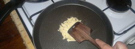 сырные корзиночки с салатом из мяса криля. Шаг 2