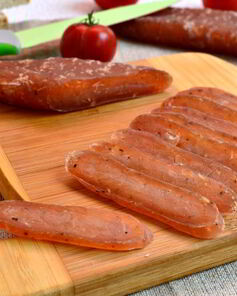 Сыровяленая домашняя колбаса из куриного филе