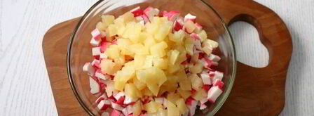 тарталетки с ананасами и крабовыми палочками. Шаг 6