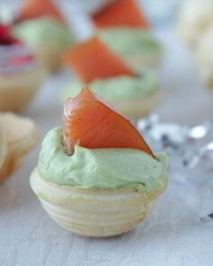 Тарталетки с авокадо и рыбой