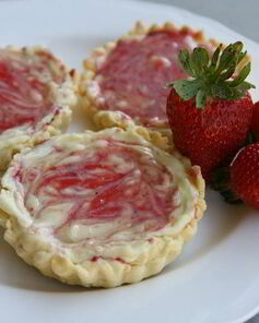 Тарталетки с белым шоколадом и клубникой