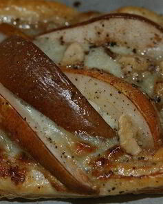 Тарталетки с грушами, грецкими орехами и голубым сыром