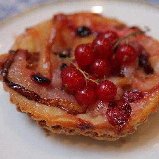 Рецепт тарталетки с грушами и красной смородиной