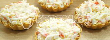 тарталетки с крабовыми палочками. Шаг 4