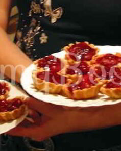 Тарталетки с кремом и ягодами