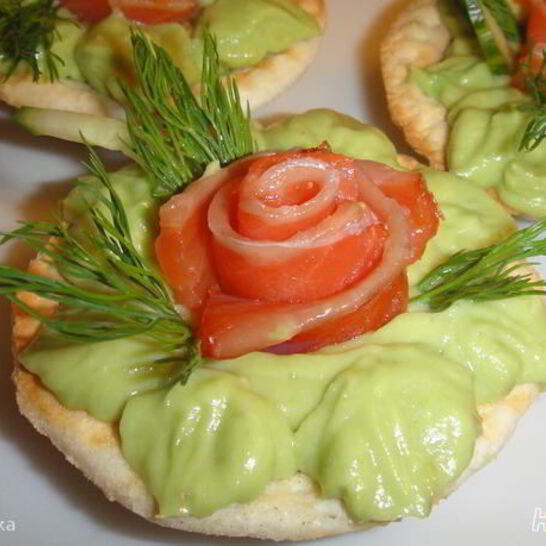 Рецепт тарталетки с муссом из авокадо и форелью
