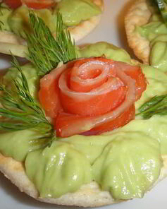 Тарталетки с муссом из авокадо и форелью