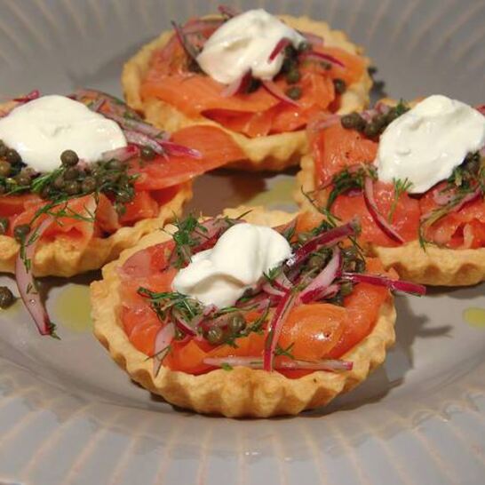 Рецепт тарталетки с семгой, красным луком и каперсами