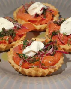 Тарталетки с семгой, красным луком и каперсами