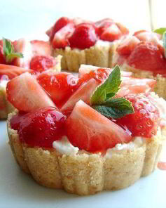 Клубничный тарт с манным пудингом