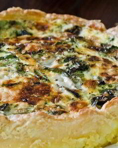 Тарт с черемшой, беконом и рикоттой