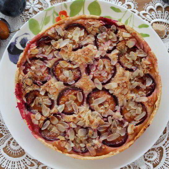 Рецепт тарт со сливами, рикоттой и миндалем