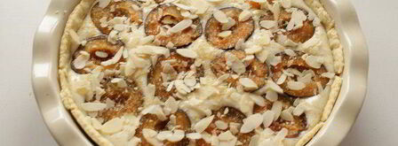 тарт со сливами, рикоттой и миндалем. Шаг 5