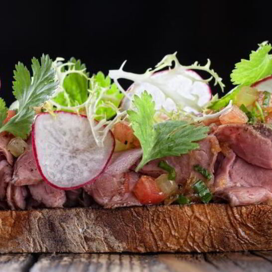 Рецепт тартин с ростбифом с кунжутно-луковой заправкой