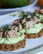Тартинки с авокадо и печенью трески