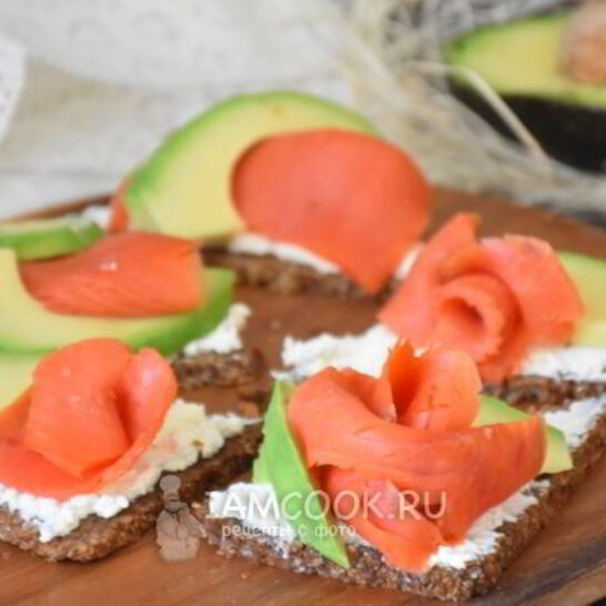 Рецепт тартинки с копченым лососем и авокадо