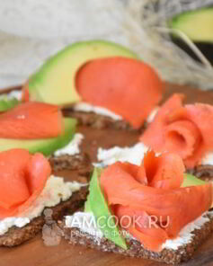 Тартинки с копченым лососем и авокадо