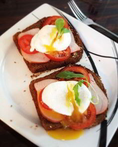 Яйца по-бенедиктински с ветчиной на тостах