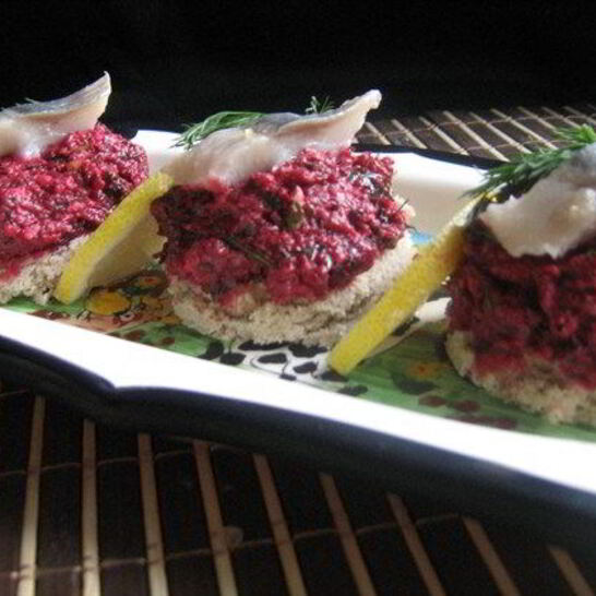 Рецепт закуска с сельдью, свекольным песто и грецкими орехами