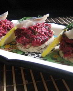 Закуска с сельдью, свекольным песто и грецкими орехами