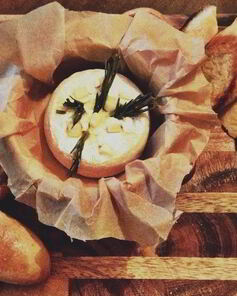 Запеченный камамбер с тимьяном, чесноком и чесночным хлебом