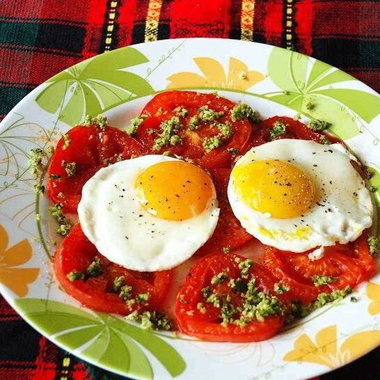 Рецепт жареные яйца с помидорами