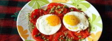 жареные яйца с помидорами. Шаг 5